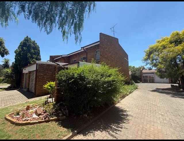 3 BEDROOM TOWNHOUSE FOR SALE IN FLORA GARDENS